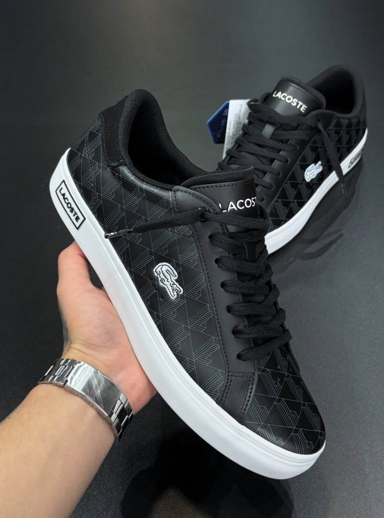 TÊNIS LACOSTE
POWERCOURT
"MONOGRAMA"