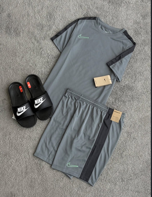 Conjunto Nike Academy + Chinelo Victori One